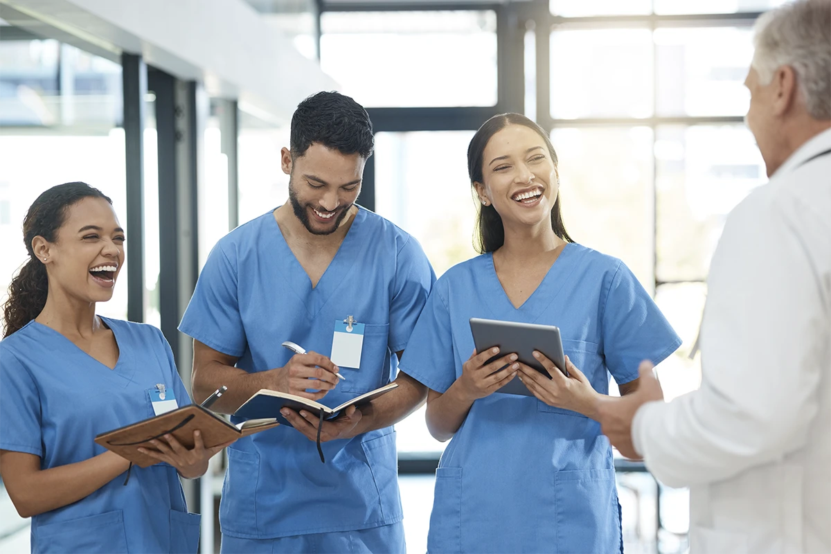 Profesionales de enfermería resolviendo dudas durante una asesoría informativa sobre cómo trabajar en Estados Unidos.